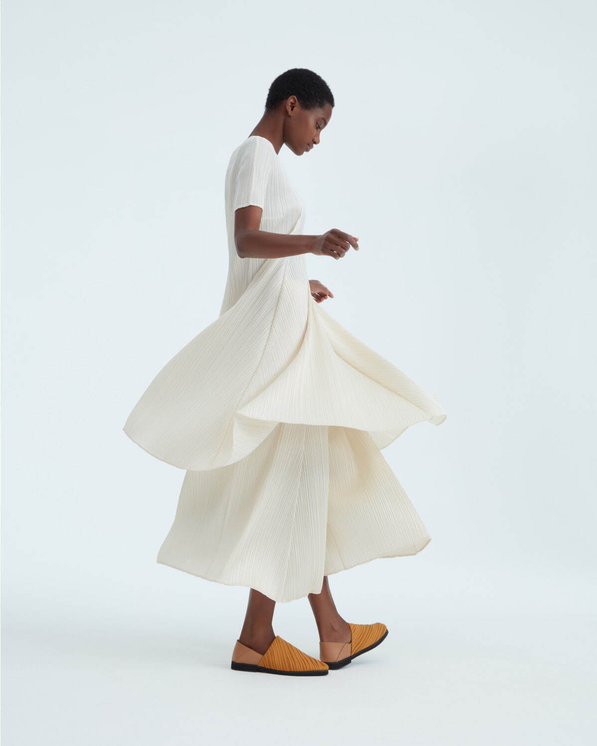 プリーツ プリーズ イッセイ ミヤケ“葉っぱ”フォルムのトップスや“花