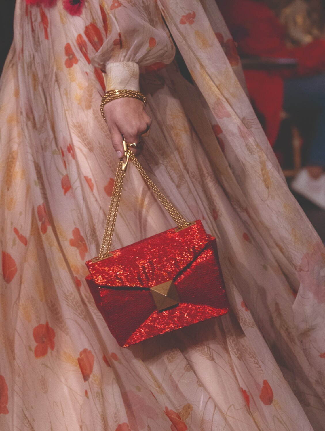 ヴァレンティノ22年春夏新作バッグ、主役級の“ワンスタッズ”付き