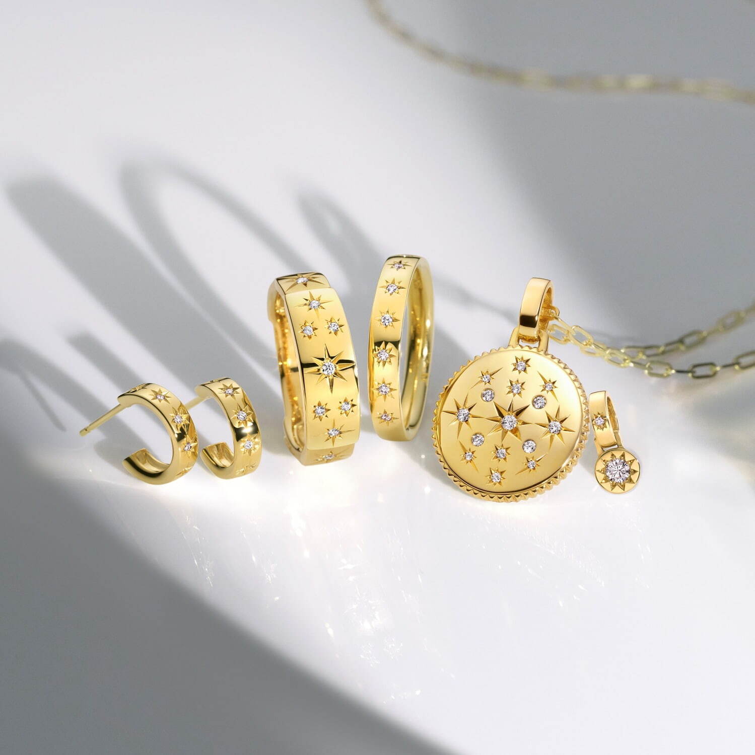 スタージュエリー23年春夏新作、“ハート”パターン主役のゴールドリング