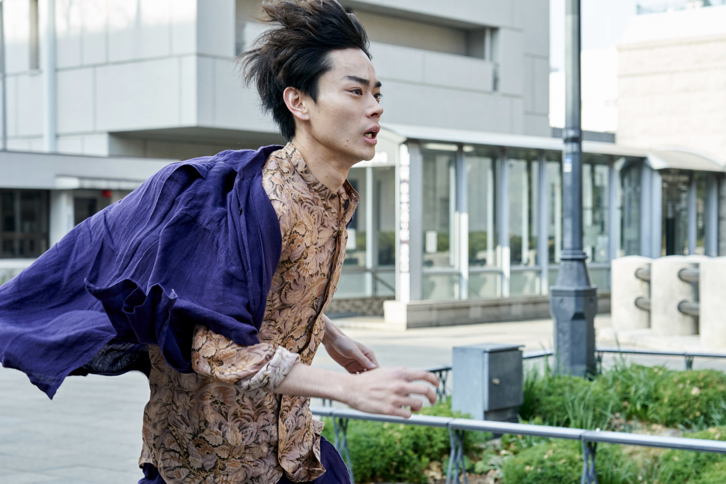 レイングッズブランド「ダブルピーシー」の短編動画に菅田将暉と中島