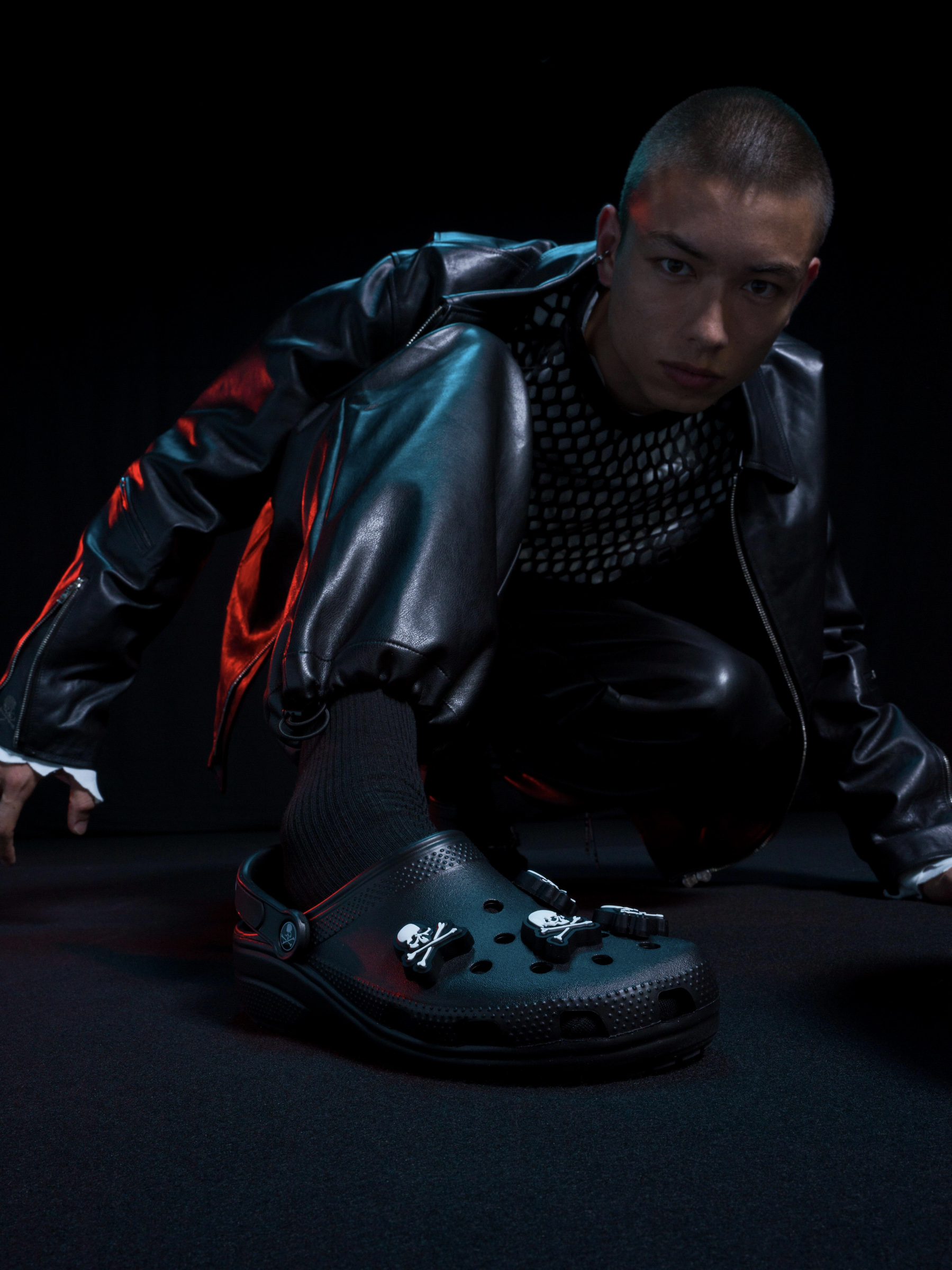 クロックス×マスターマインド ジャパン、スカルモチーフをあしらった