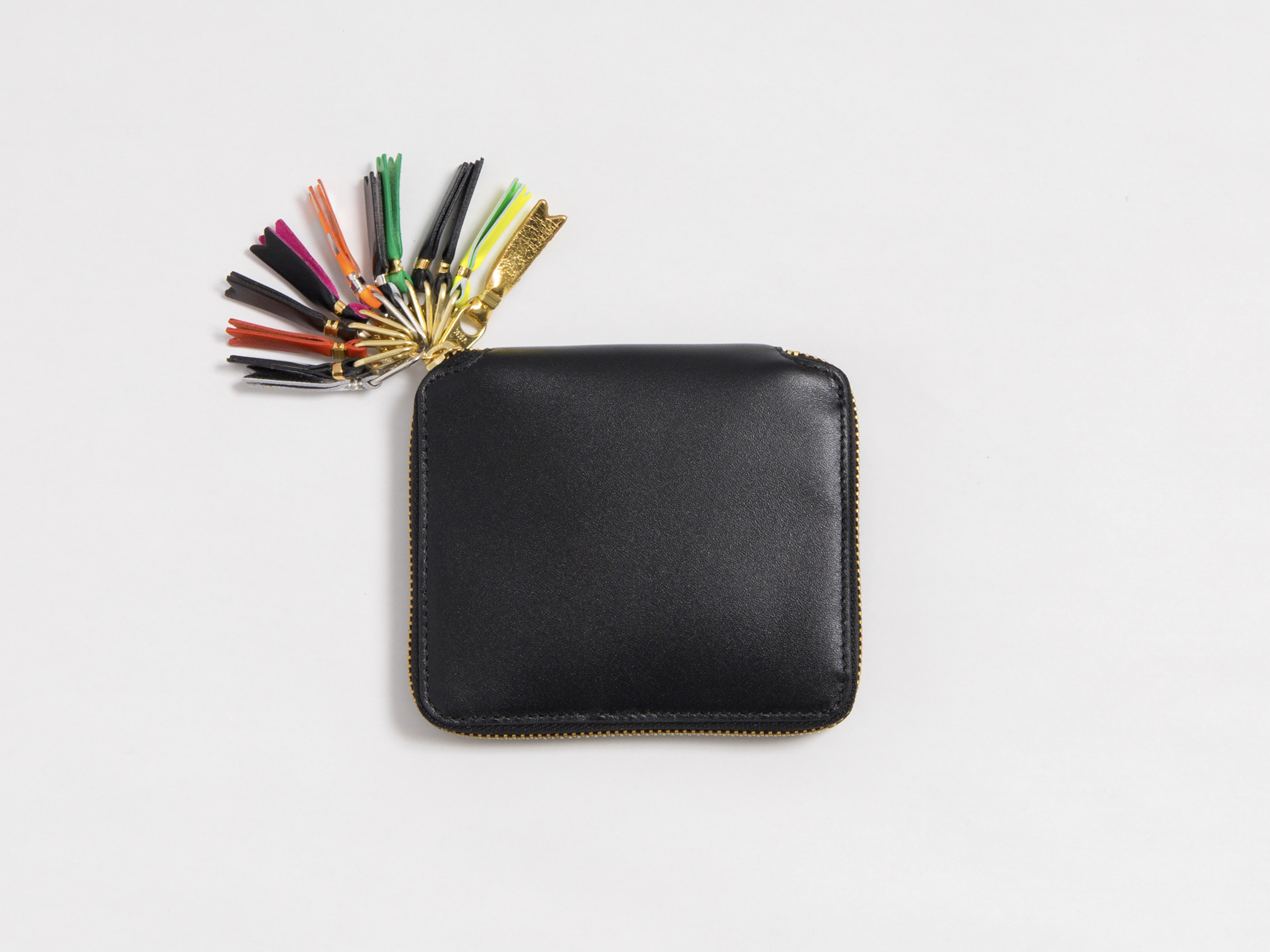 ウォレットコム デ ギャルソン新作、引き手に12個の金具とカラフルな