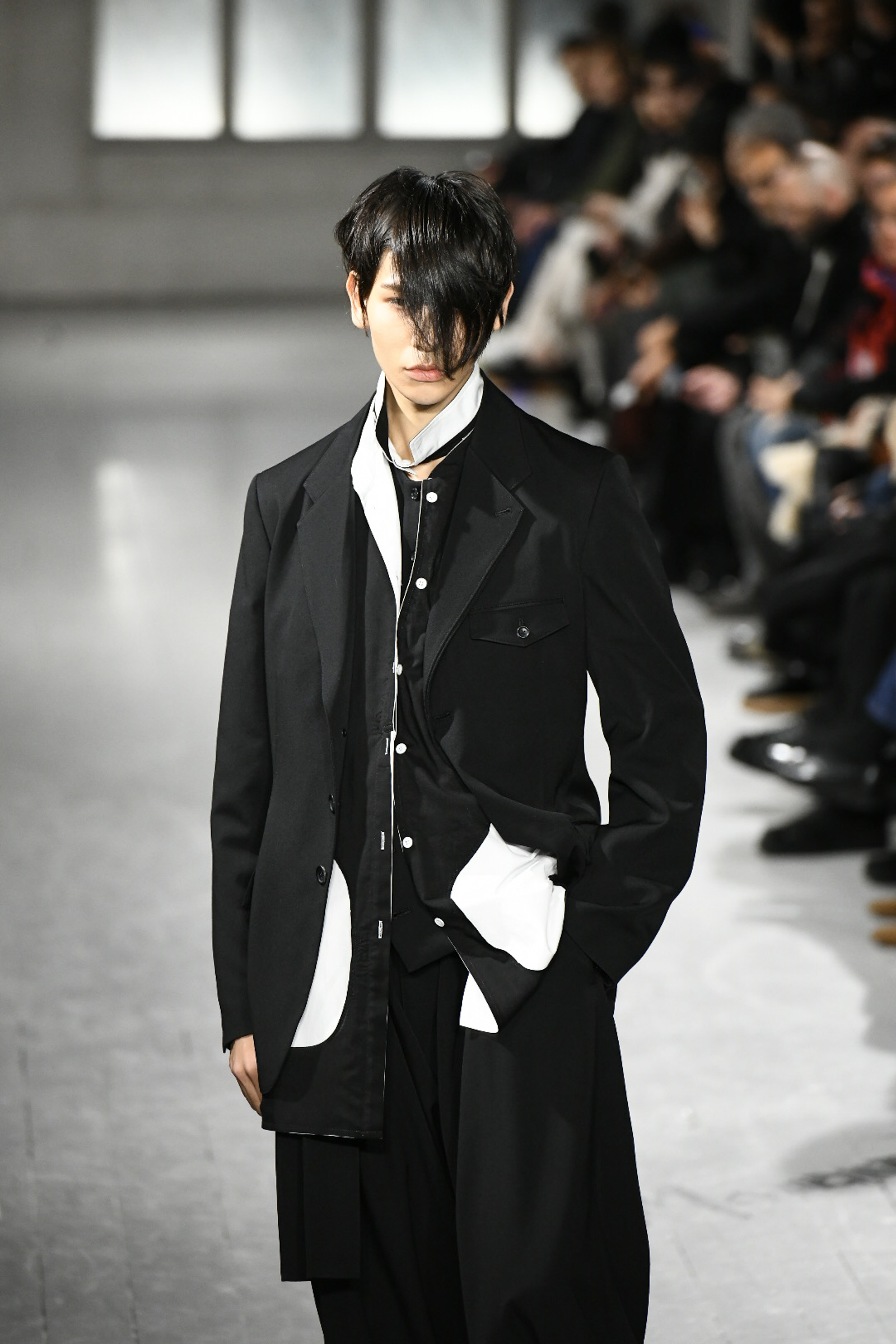 Snow Manラウールが「ヨウジヤマモト プールオム」のショーに出演