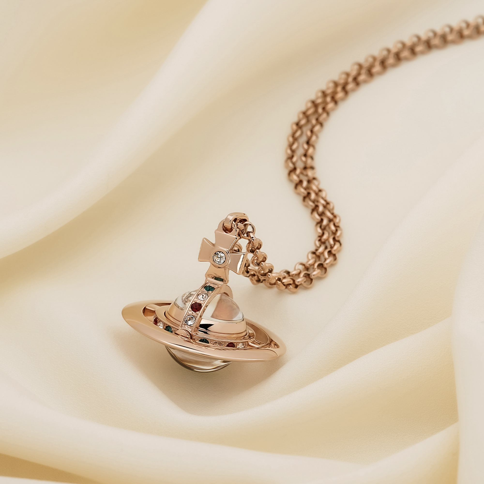 ヴィヴィアン・ウエストウッドが「オーブ型時計ネックレス」を復刻、新