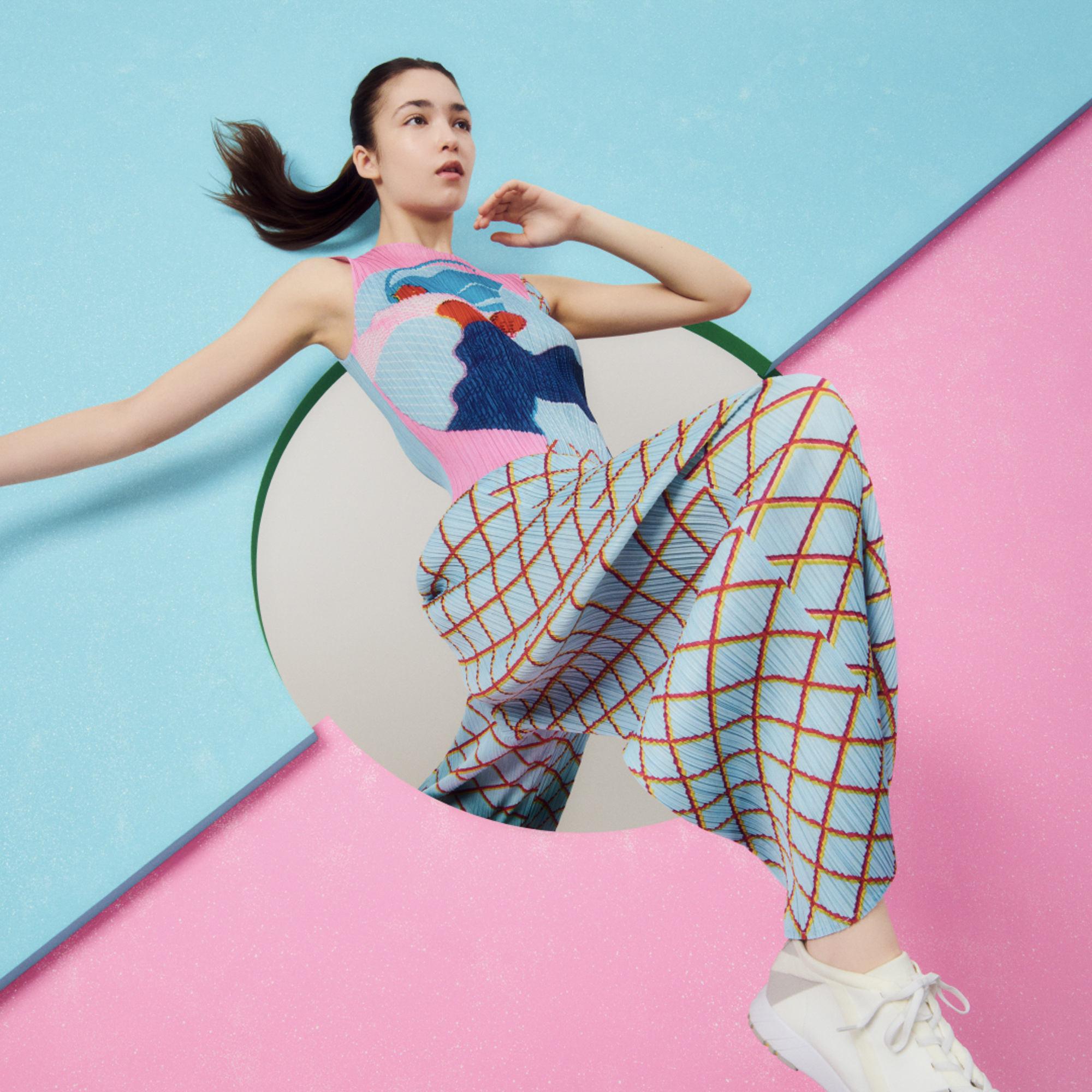 プリーツ プリーズ イッセイ ミヤケがイラストレーターとのアイテムを