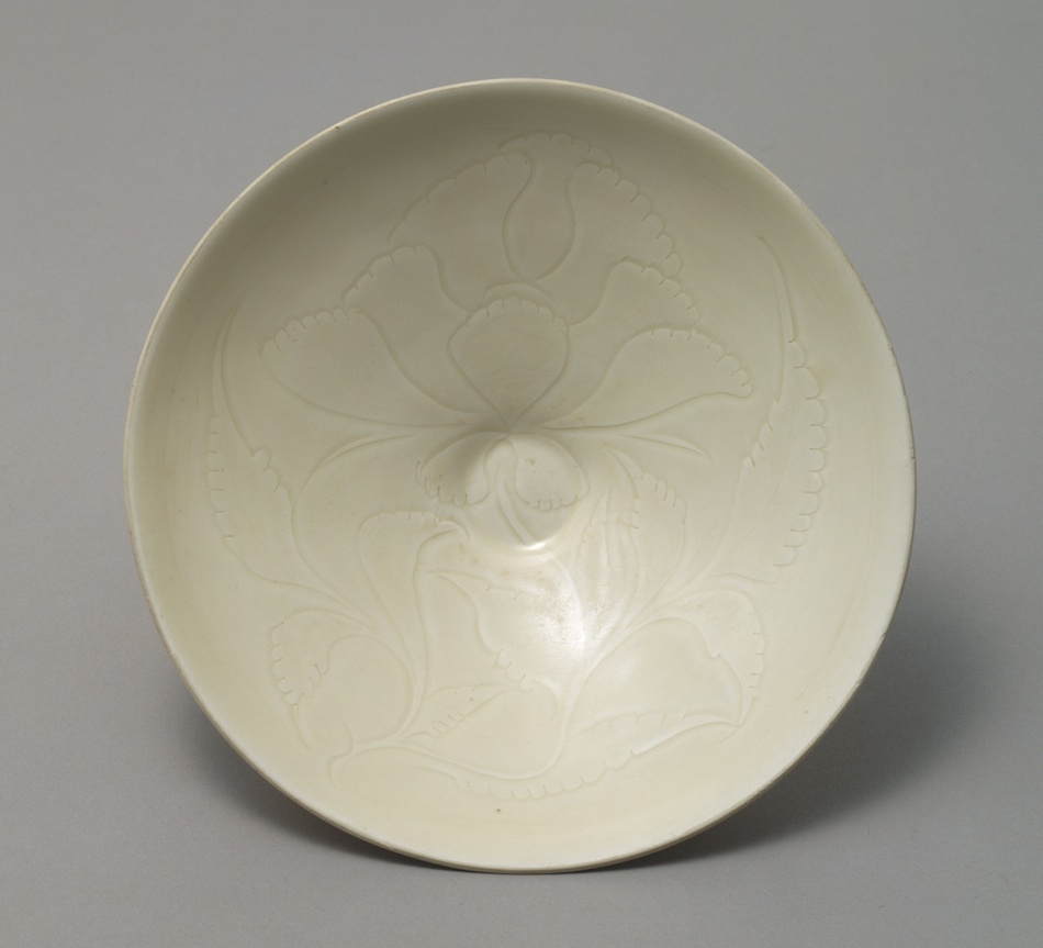 白磁刻花牡丹文碗 | 定窯 | 収蔵品詳細 | 作品を知る | 東京富士美術館