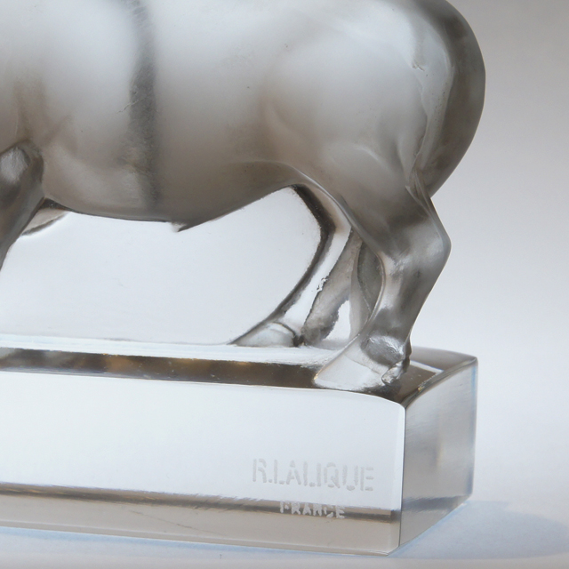 ペーパーウェイト 雄牛」ルネ・ラリックのデスクウェア《ギャルリー