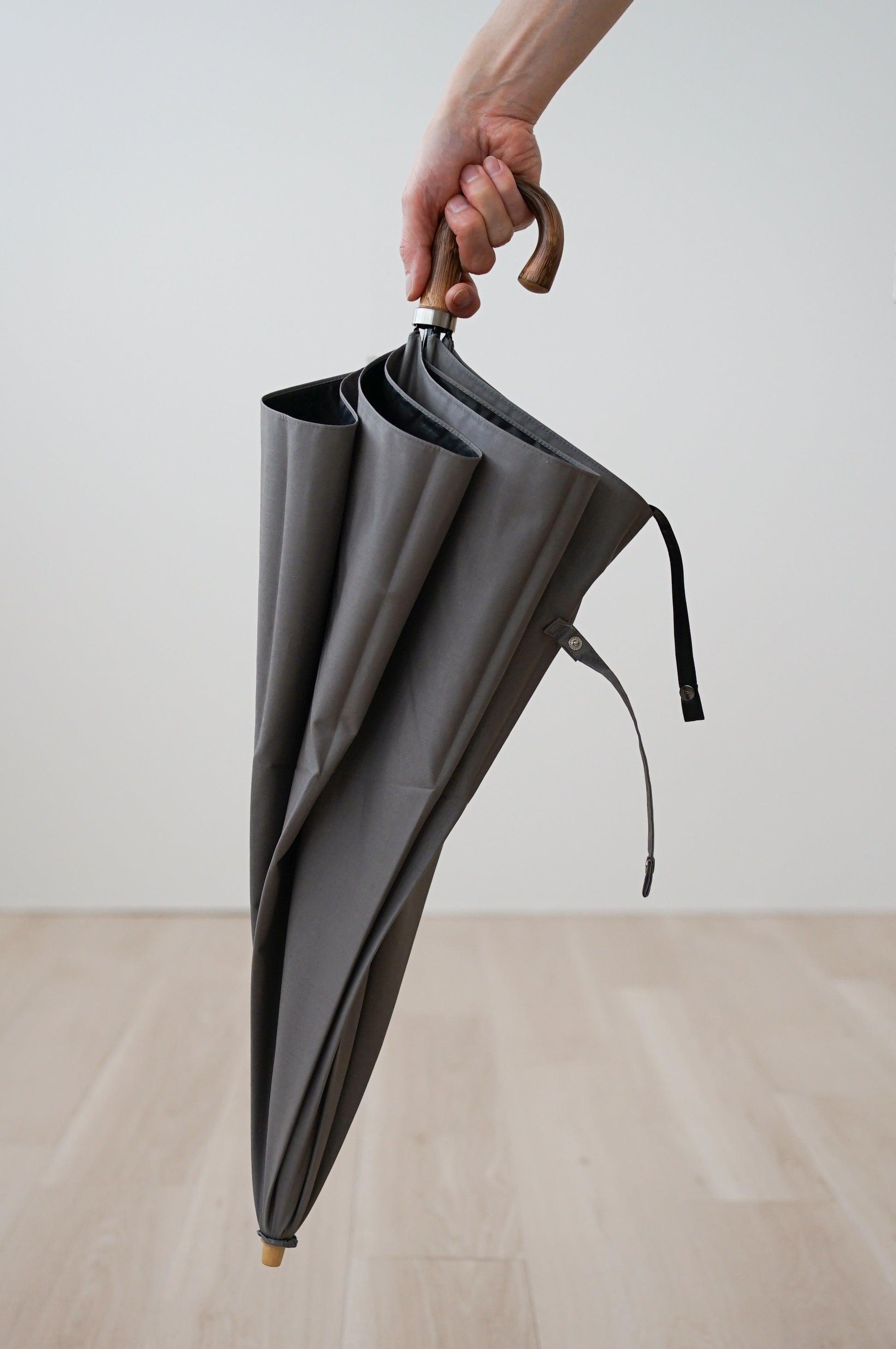 A stylish foldable umbrella with excellent heat and light blocking