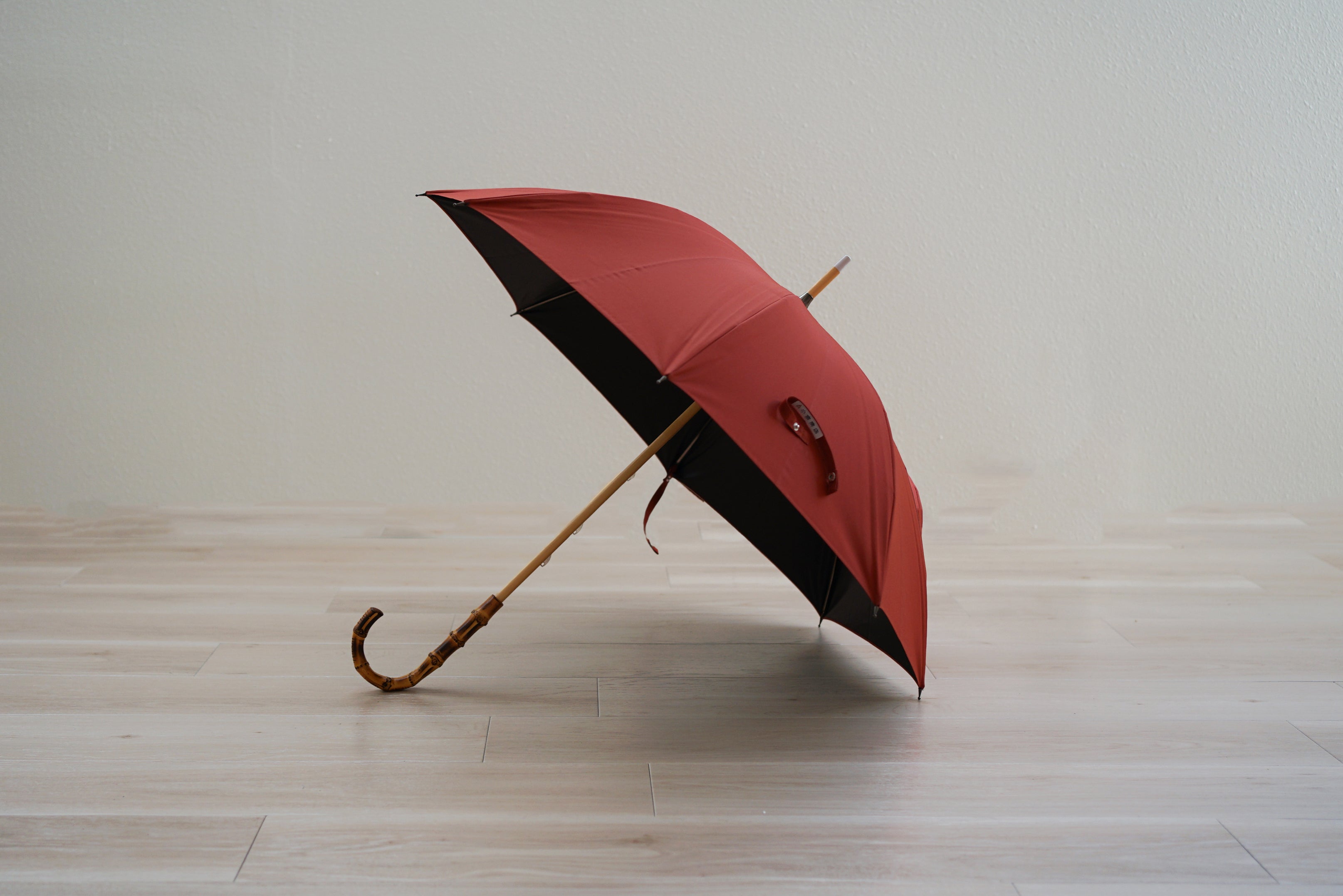 一級遮光で遮熱効果の高い,バンブーハンドルの晴雨兼用長傘 – 傘専門店