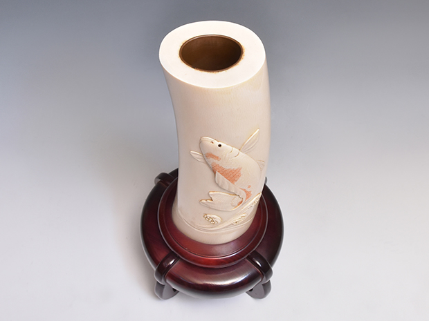 上り鯉彫刻 小針孤舟（彫） 象牙置物 約5kg（台座含む） | 古美術ささき