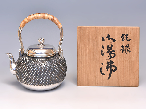 純銀 霰湯沸 銀瓶 秀峰(作) 共箱 重量：910g 未使用 | 古美術ささき