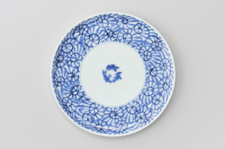 染付蛸唐草見込松竹梅丸皿・有田焼渓山窯の皿です。