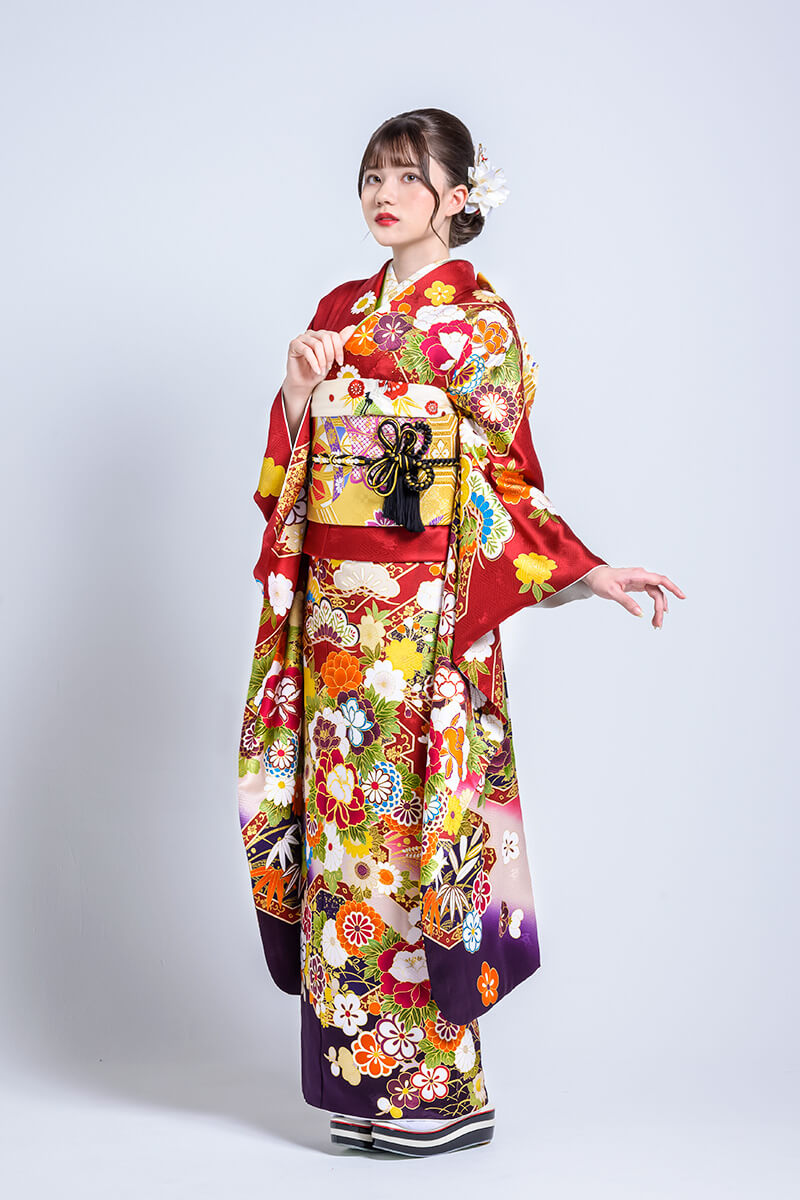 華やかな赤地に幸せを願う日本に古くから伝わる文様を施した、美しく