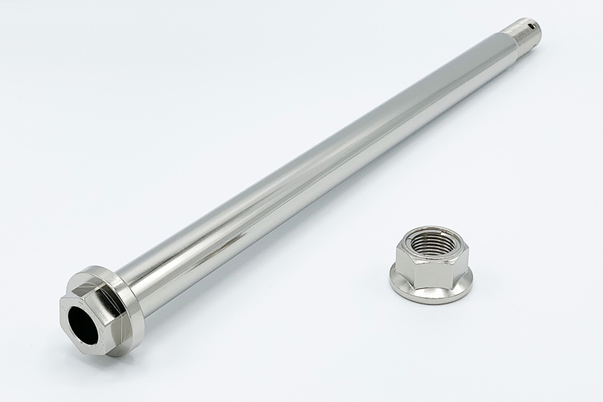 ストライカーからZ900RS/CAFE用クロモリアクスルシャフトが発売開始