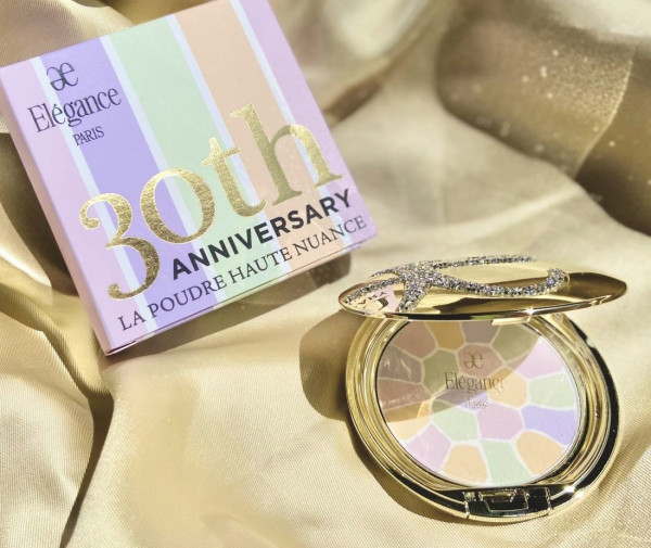 プレミアムな30周年限定デザインケースで発売中! エレガンス ラ