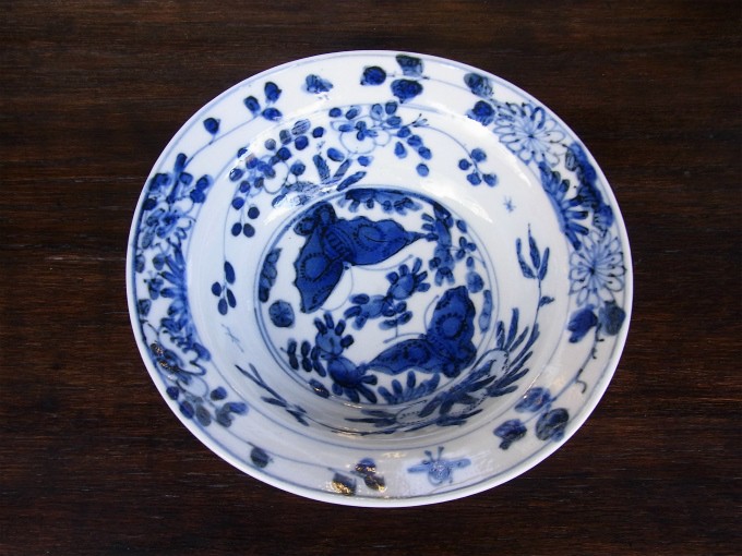 正木春蔵（九谷焼）の染付芙蓉手蝶文向付五寸鉢 | 東京世田谷の買取