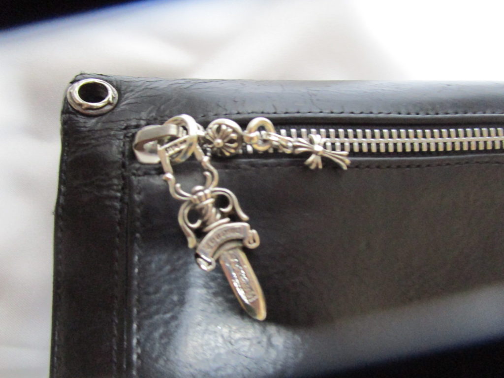 クロムハーツ ウェーブウォレット のファスナー引き手パーツ重ね付け