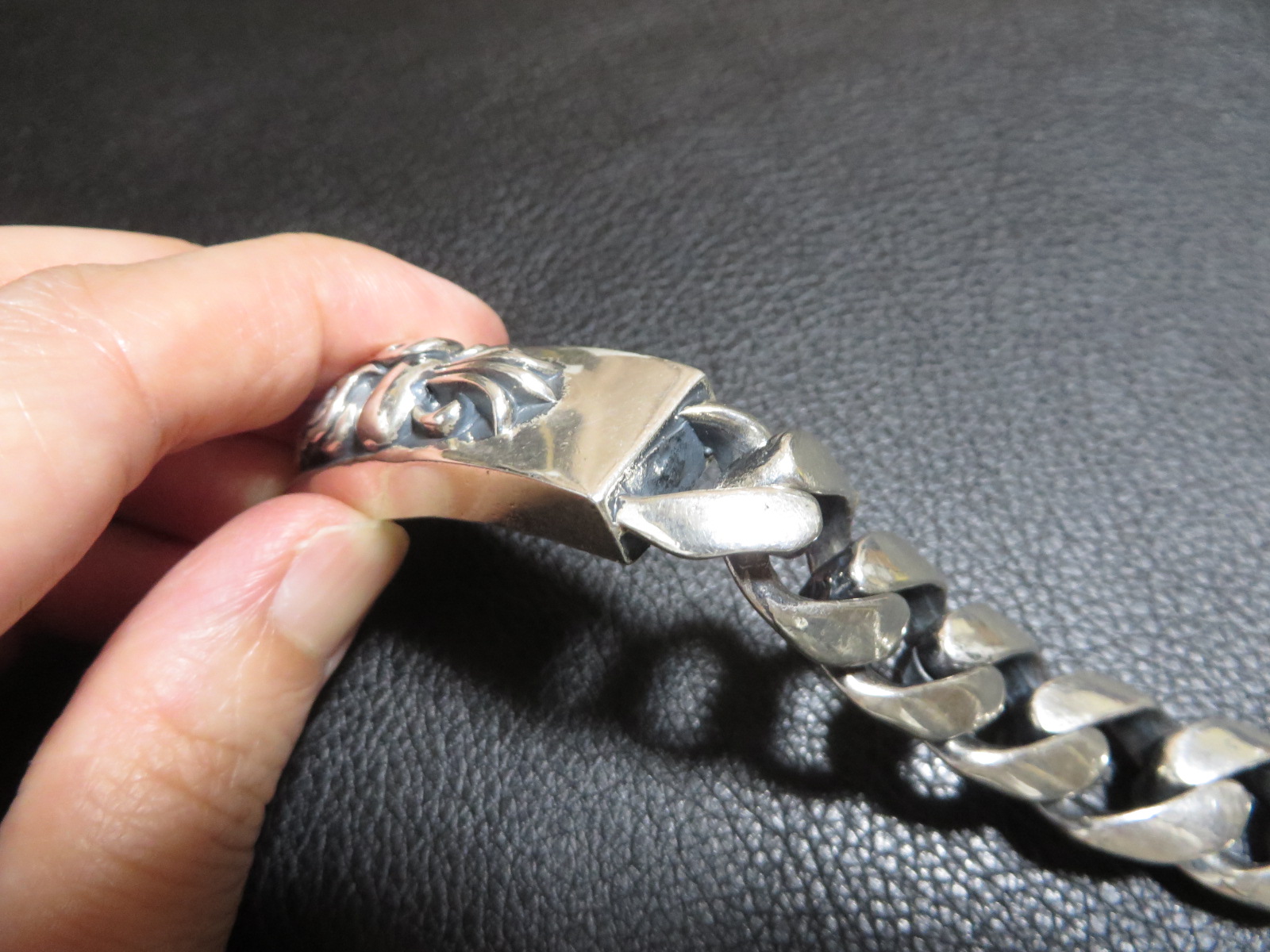 技ありメッキにご注意！異素材で作られたクロムハーツ偽物の見分け方