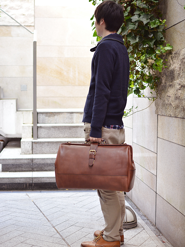 総革が映えるクラシックデザインの口枠ボストンバッグ / 革鞄のHERZ