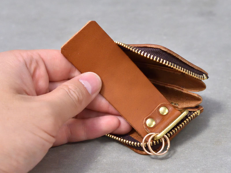 ジャバラマチで取りやすい縦型ラウンドファスナーキーケース / 革鞄の