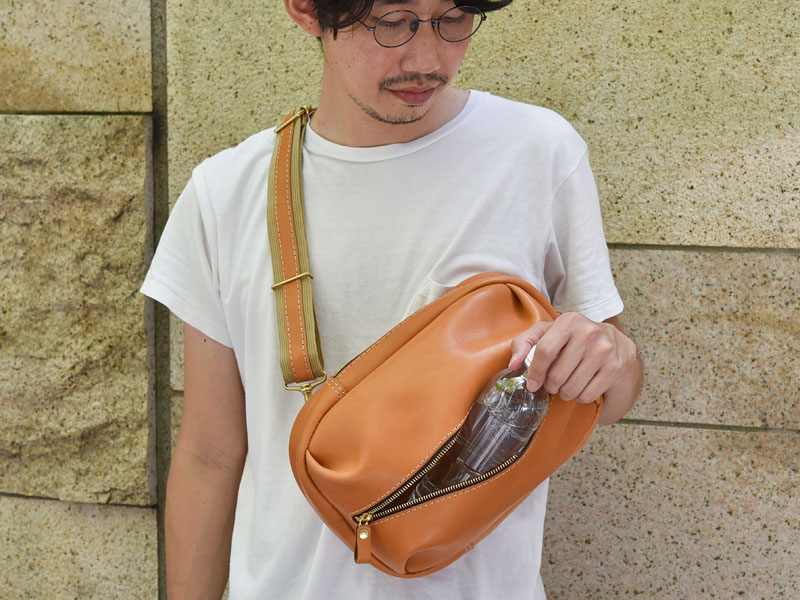 前ポケットにペットボトルが入るスポーティなボディバッグ / 革鞄の