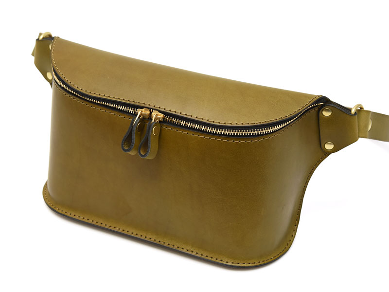 Herz 2ピース立体ボディバッグ チョコ 二枚の革で立体を構成した大きめ