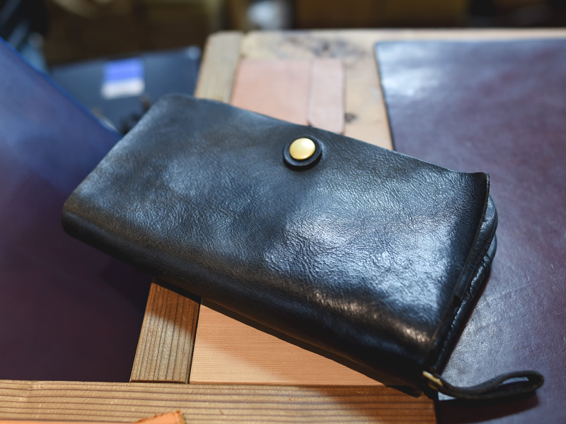 航空券やパスポートも収納できる旅行に最適なトラベルウォレット / 革