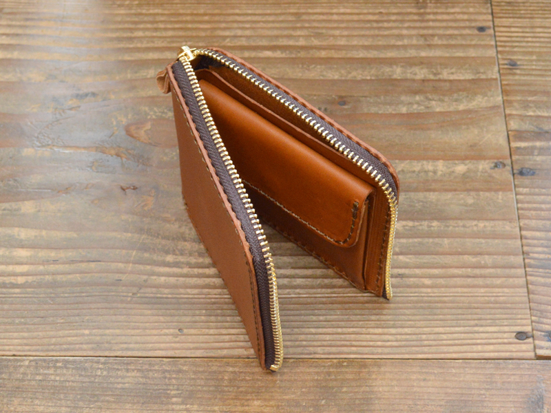 ファスナーの安心感と二つ折りの気軽さを活かしたコンパクトな財布