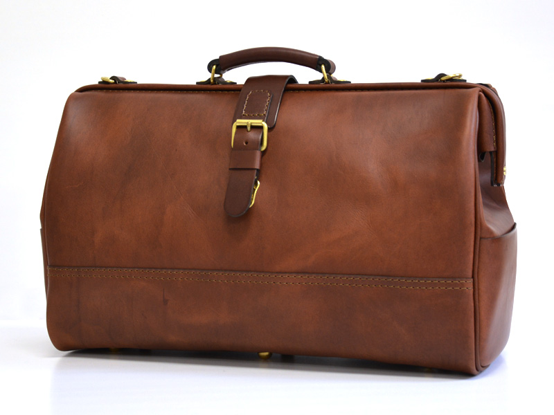 総革が映えるクラシックデザインの口枠ボストンバッグ / 革鞄のHERZ