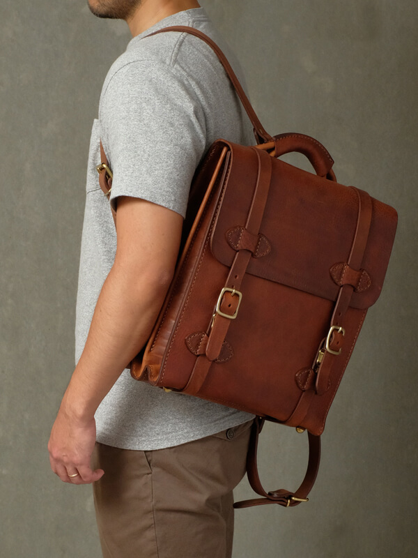 プルアップレザーのミッスーリを使用した二本ベルトリュックサック