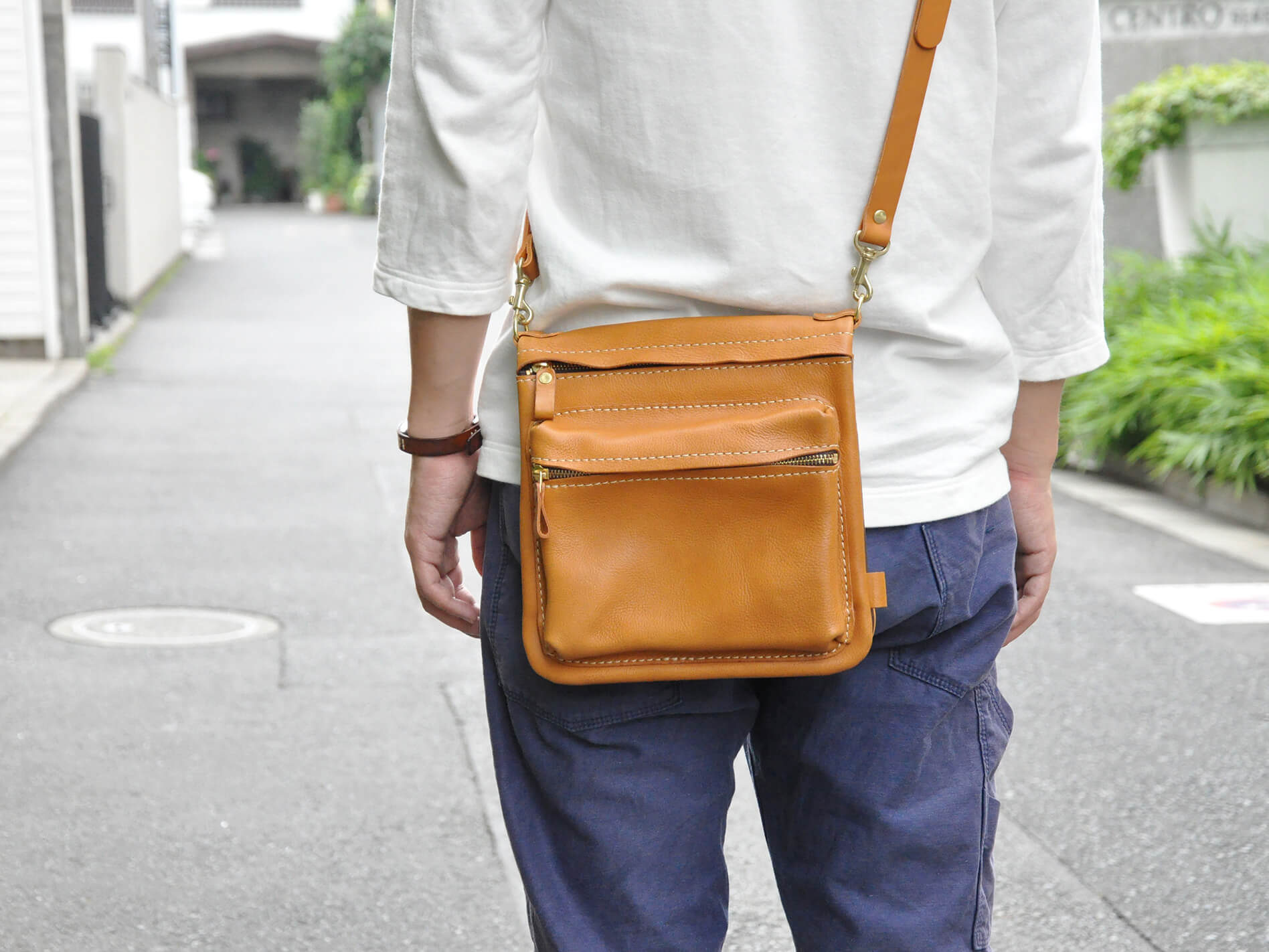 25通りの配色で作れる大人気の本革リバーシブルショルダー / 革鞄の