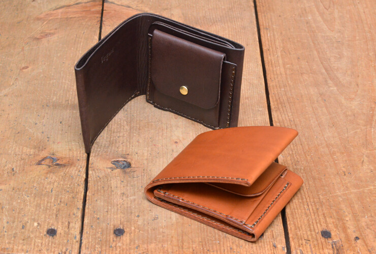 収納部分を集約しシンプルな見た目に仕上げた二つ折り財布 / 革鞄の