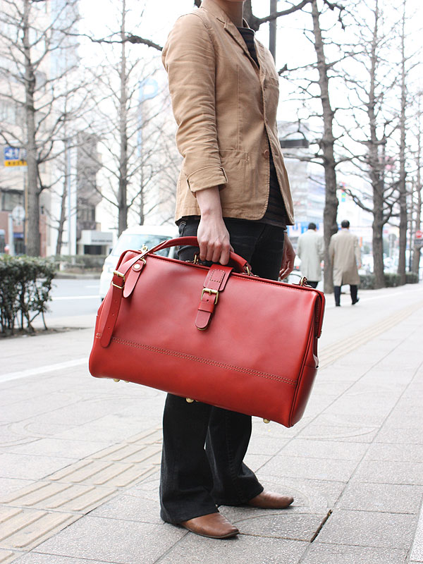 総革が映えるクラシックデザインの口枠ボストンバッグ / 革鞄のHERZ