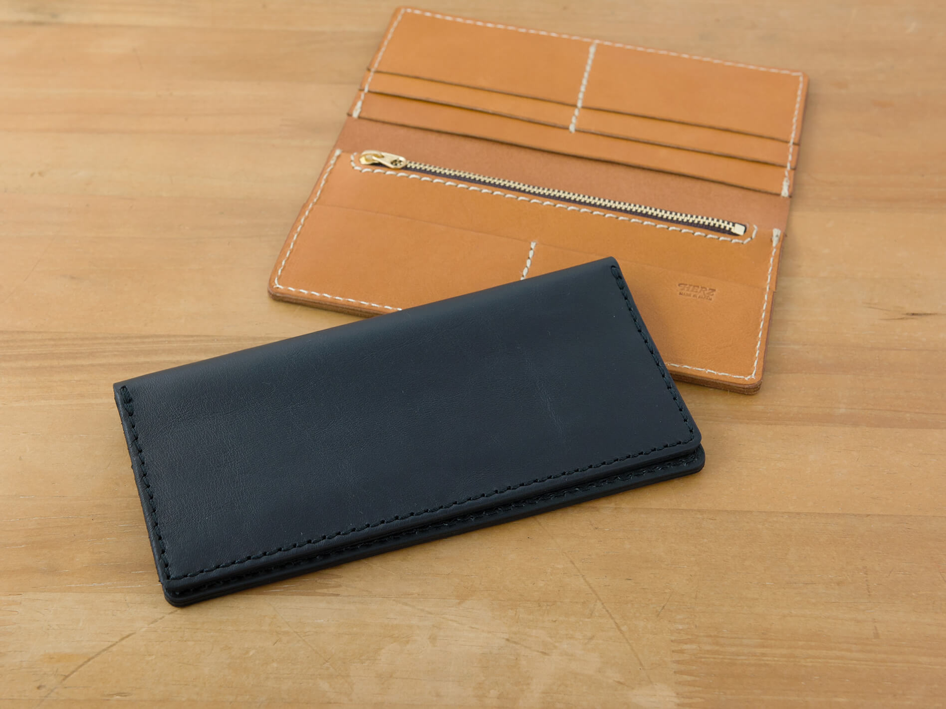 スーツの内ポケットにも入るフラットでスリムな長財布 / 革鞄のHERZ