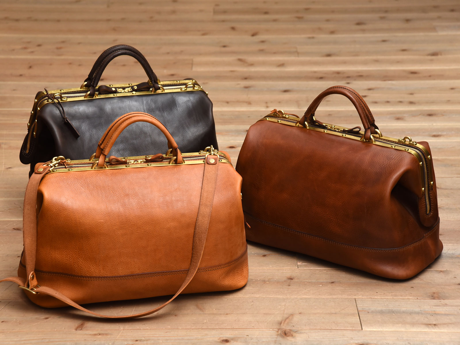 ヘルツ創業者による真鍮フレームの口枠ボストンバッグ｜革鞄・革小物の