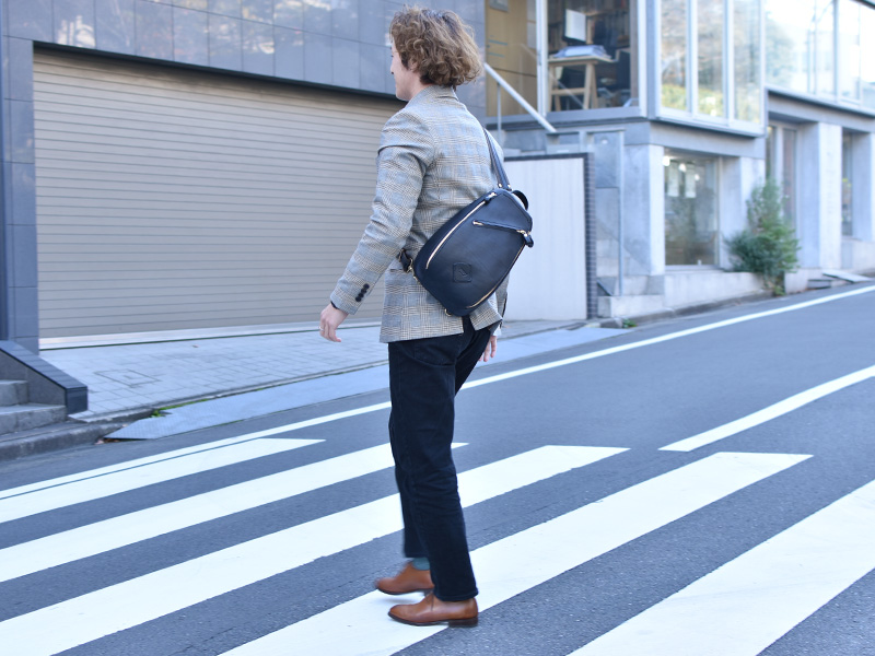 男の冬に、トリプルファスナーボディバッグ(F-3)｜革鞄・革小物のHERZ