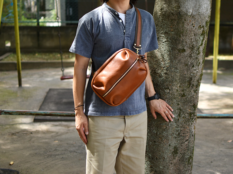 立体ポケットボディバッグ(F-9)はラグビーボールを連想しちゃう