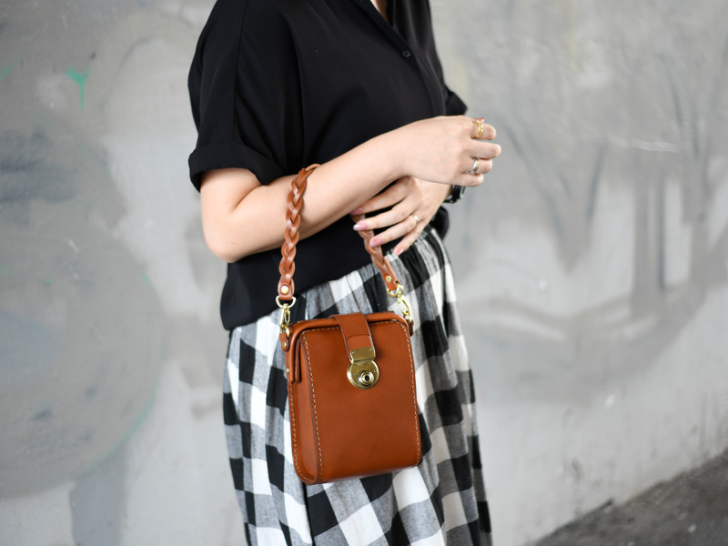 スマホ企画】たるマチ2wayポシェット(SN-2408)愛用中！｜革鞄・革小物