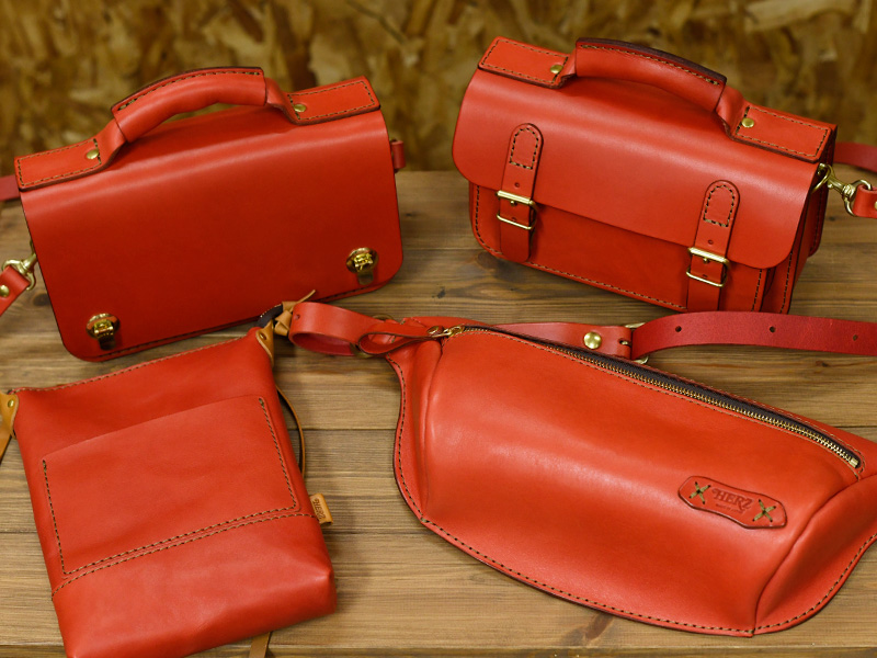 初秋、レッドの鞄をお勧めします｜革鞄・革小物のHERZ公式通販