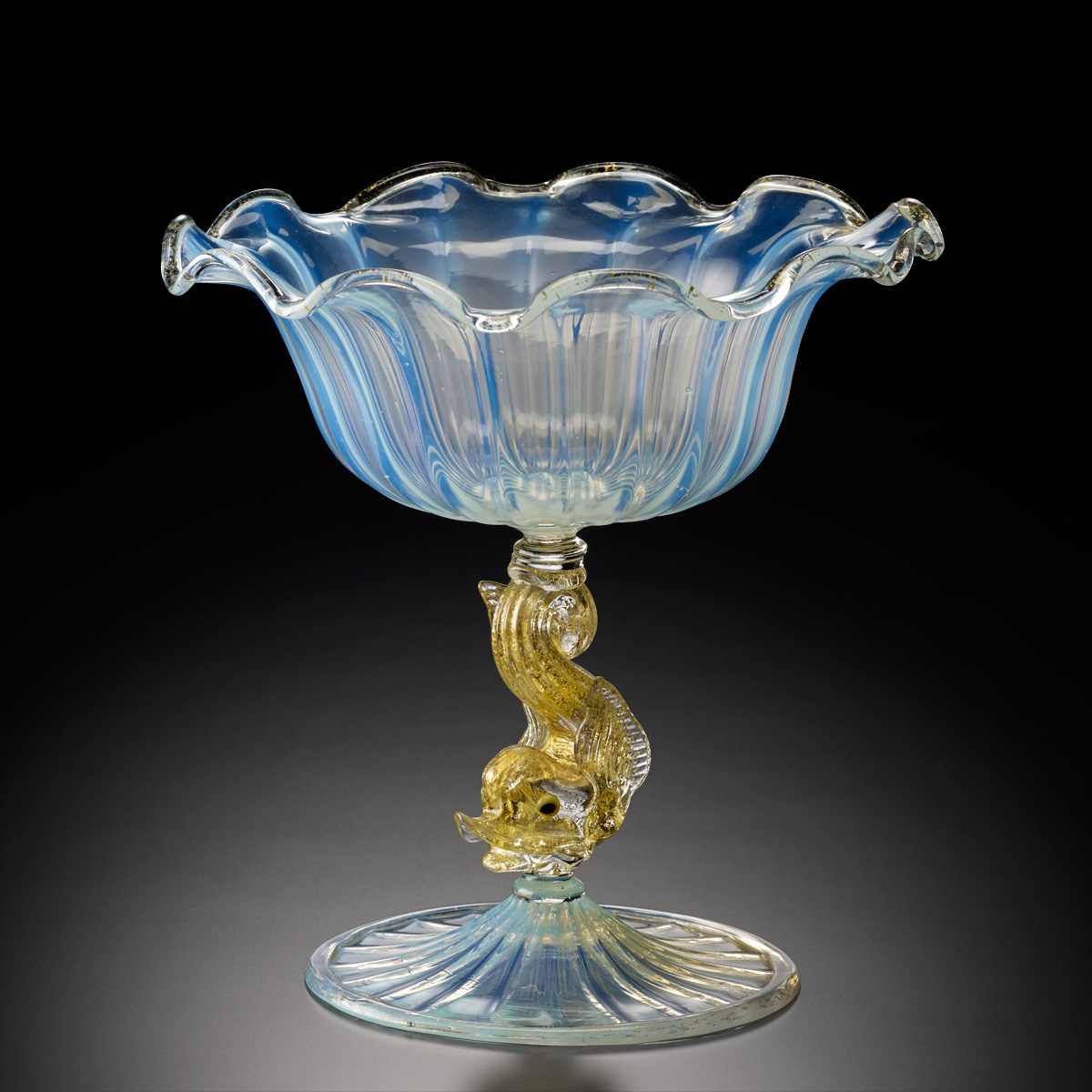 展示作品のご紹介:ドルフィン形脚オパールセント・グラス・コンポート