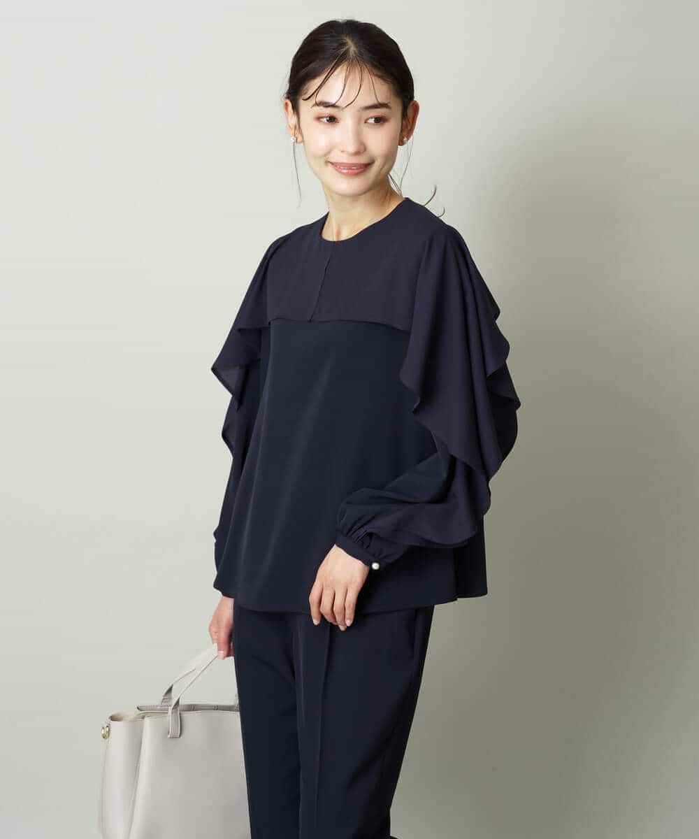 洗える/イージーケア】サテンストレッチラッフルケープブラウス