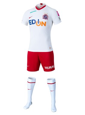 サンフレッチェ広島サポが「＃紫を取り戻せ」 「赤い」アウェーユニに