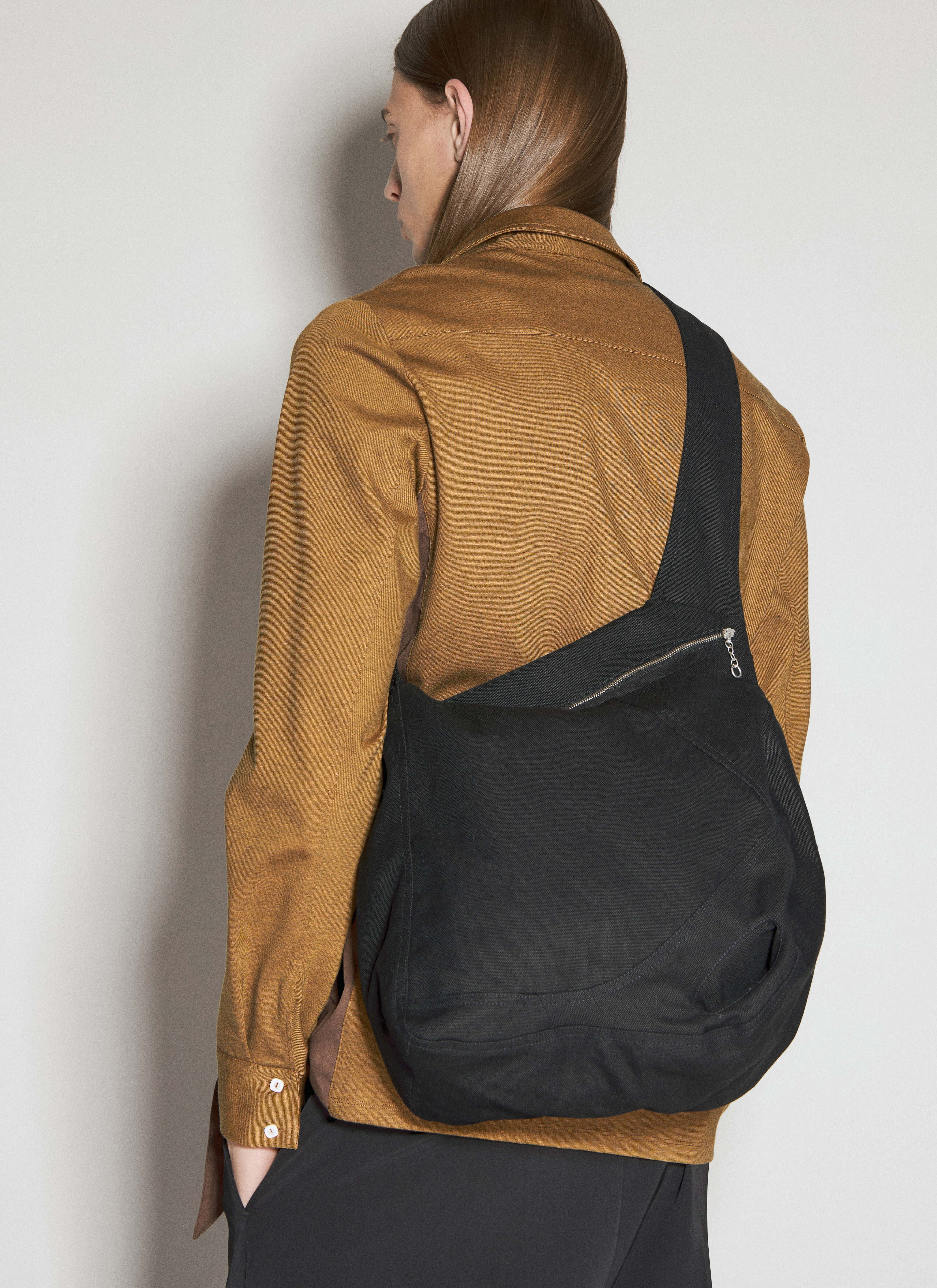 Kiko Kostadinov Deultum Crossbody Bag en Black pour homme | LN-CC®