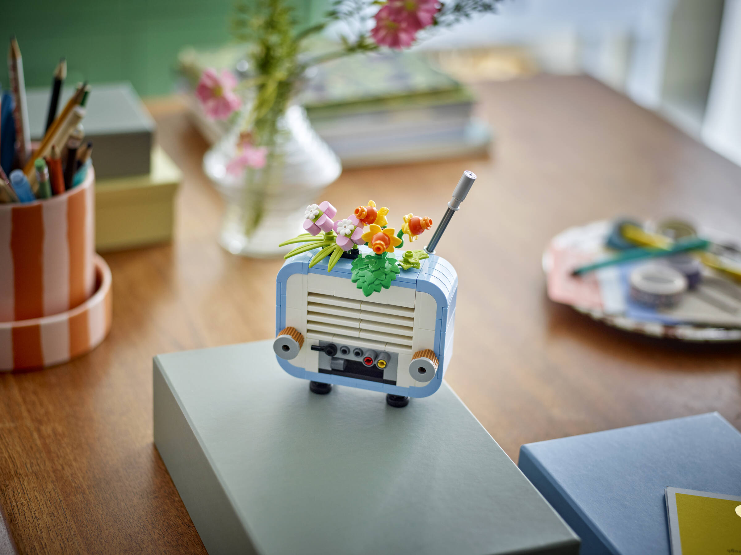 Record Player with Flowers 31172 | Creator 3-in-1 | Buy online at