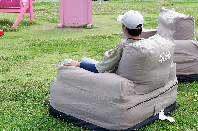 コールマンから登場したアウトドア用エアカウチをキャンプ場でレビュー