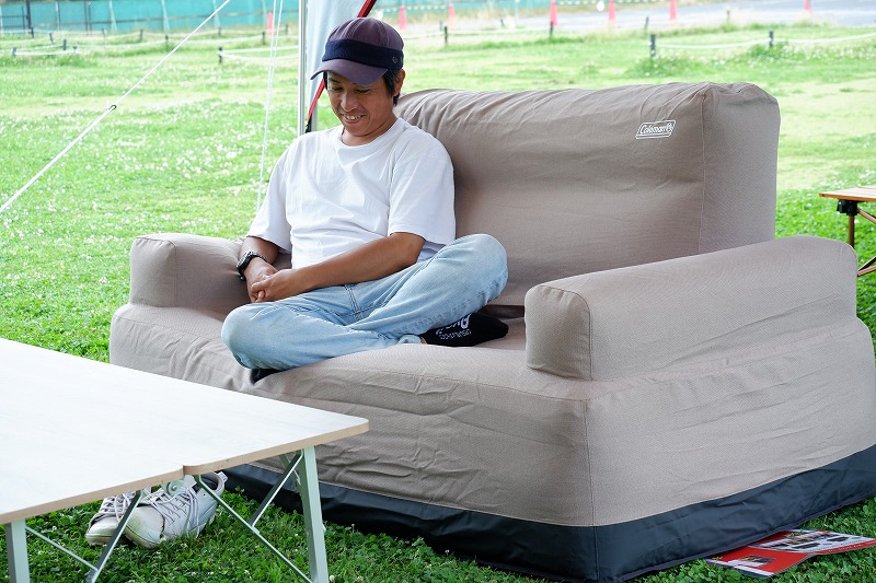 コールマンから登場したアウトドア用エアカウチをキャンプ場でレビュー