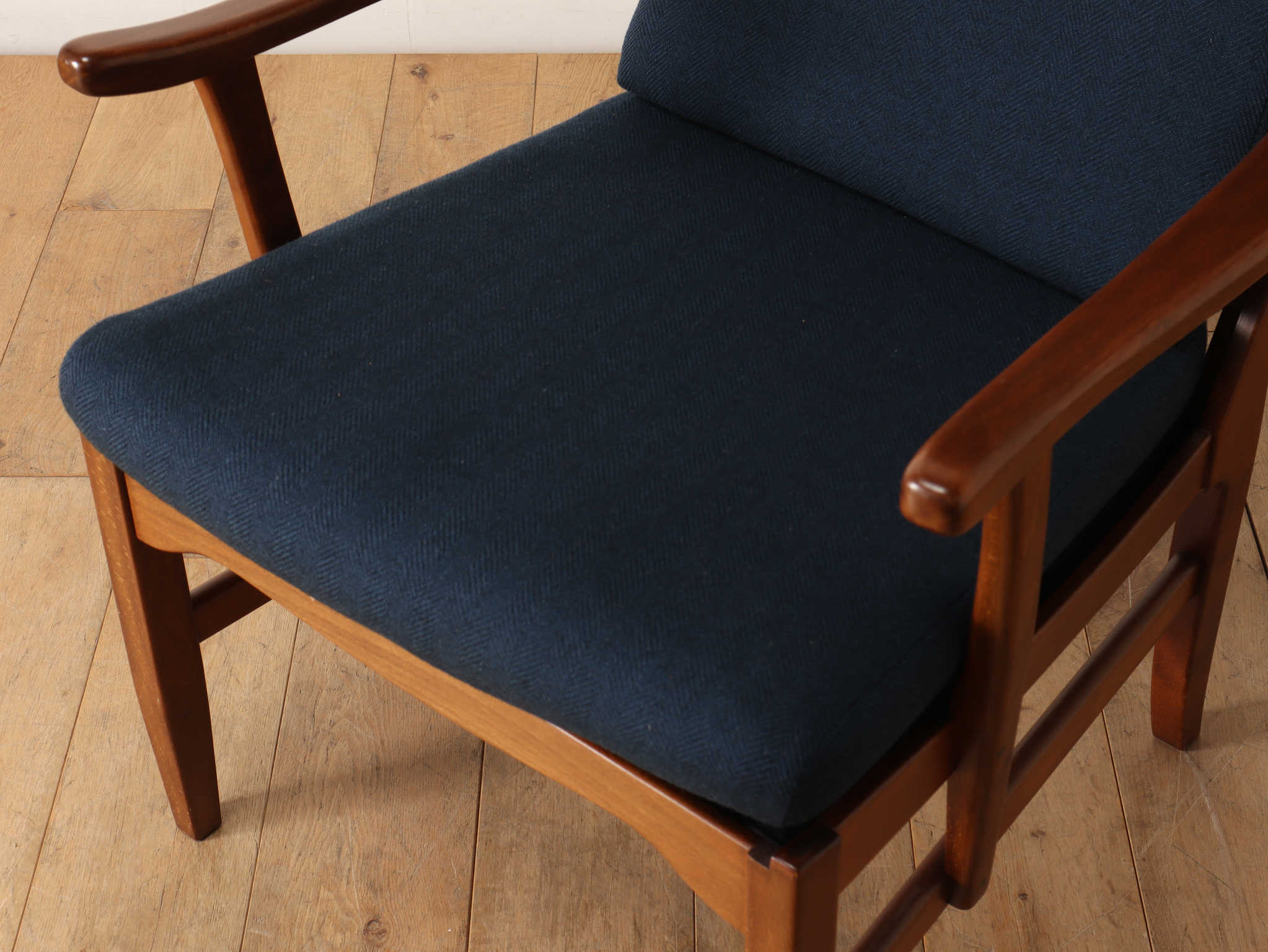 CARL MALMSTENアームチェア | ロイズ・アンティークス | ヨーロッパの