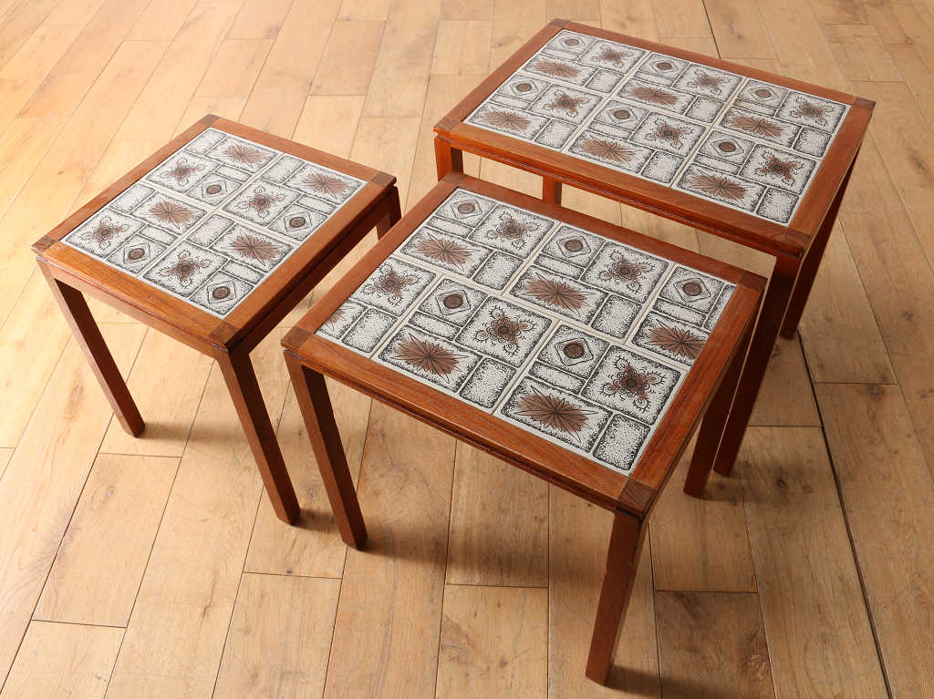 タイルトップネストテーブル | ロイズ・アンティークス | ヨーロッパの