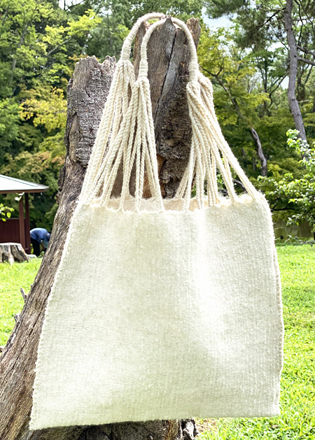 チャムラ村の手織りウール、刺繍入りショール