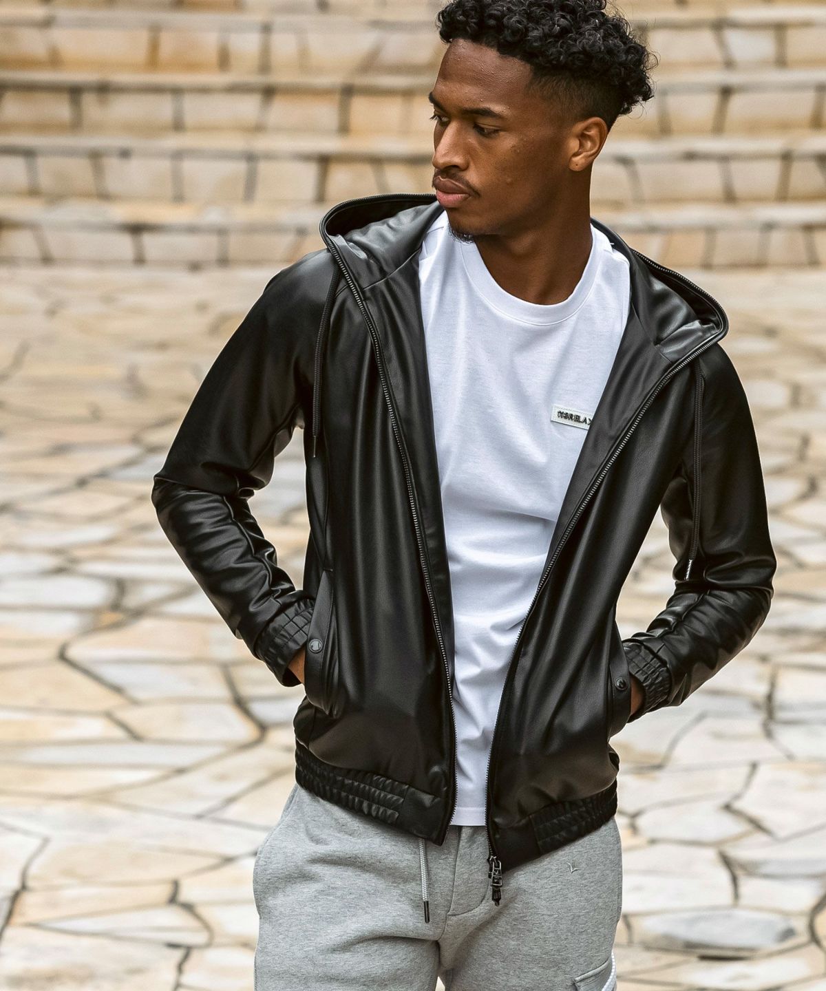 1PIU1UGUALE3 RELAX - シンセティックレザージップアップパーカー